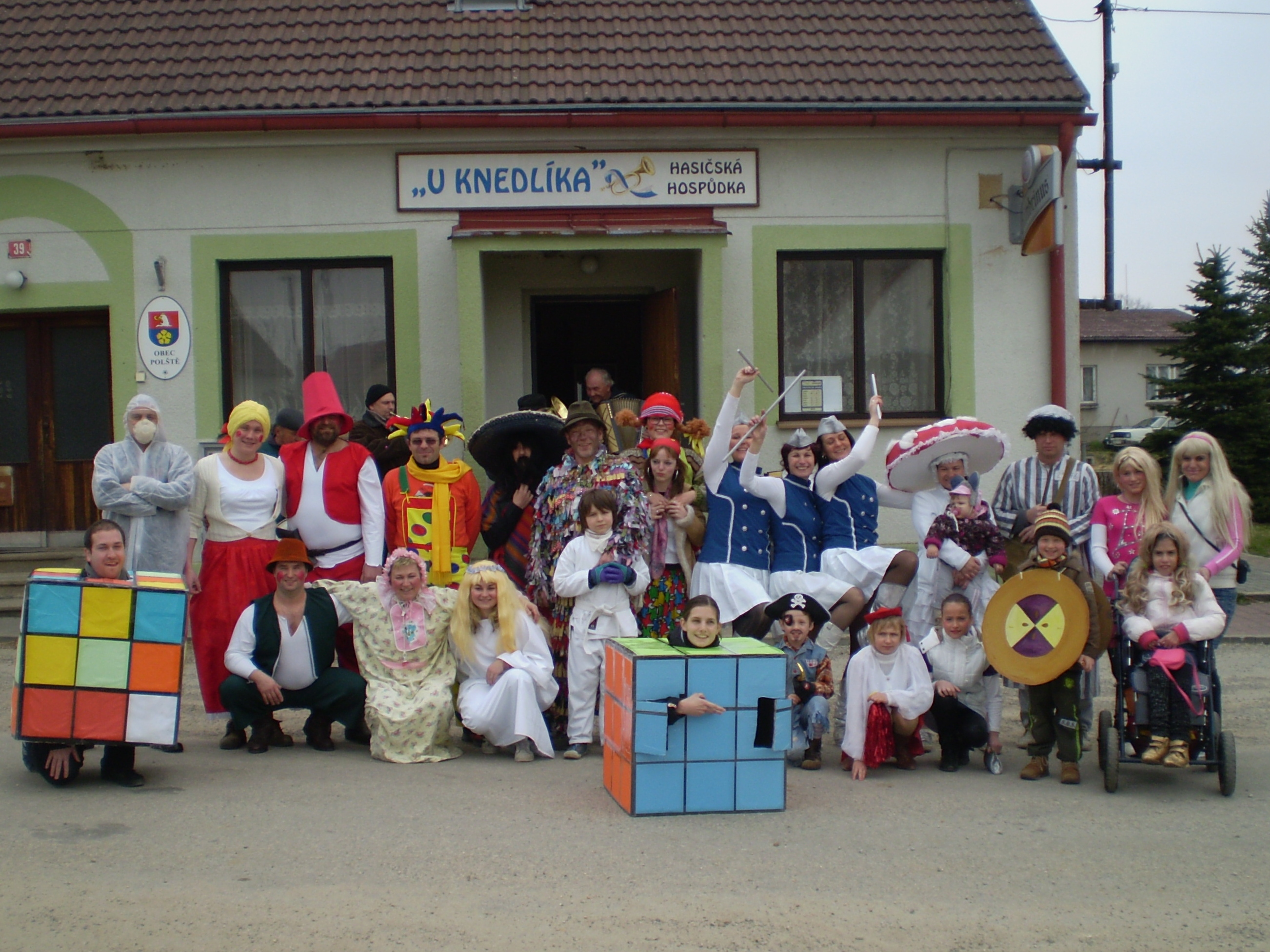 Všichni účastníci v maskách
